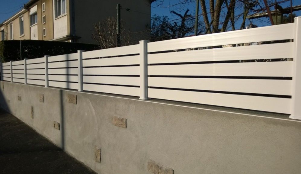 Comment poser une clôture en PVC sur un muret ?