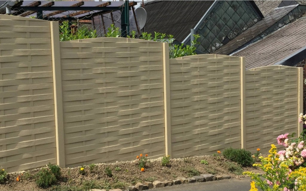 Comment poser une clôture béton imitation bois ou pierre ?